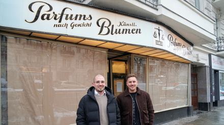 Vianney Lancres (l.) und Jannis Lucian Groh wollen die Parfümerie „Harry Lehmann“ an der Kantstraße wiedereröffnen.