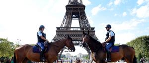  Am frühen Donnerstagmorgen wurde die Polizei informiert worden, dass ein Mensch mit einem Rucksack an dem berühmten französischen Wahrzeichen hinaufklettere.