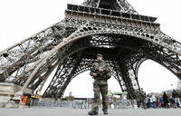 Ein Soldat vor dem Eiffelturm in Paris