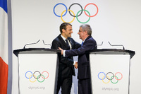 Frankreichs Präsident Emmanuel Macron (links) warb bei IOC-Präsident Thomas Bach für Paris 2024.
