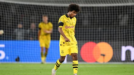 Dortmunds Karim Adeyemi geht nach dem Spiel enttäuscht vom Platz.