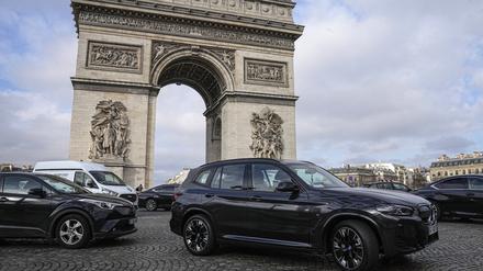 ARCHIV - 31.01.2024, Frankreich, Paris: SUV fahren auf der Avenue Champs Elysees in der Nähe des Arc de Triomphe. In Paris hat am Sonntag eine Bürgerbefragung zur Erhöhung der Parkgebühren für schwere Stadtgeländewagen begonnen. Rund 1,3 Millionen Einwohner der Hauptstadt sind zu der Abstimmung unter dem Motto «Mehr oder weniger SUV in Paris?» aufgerufen. Foto: Michel Euler/AP +++ dpa-Bildfunk +++