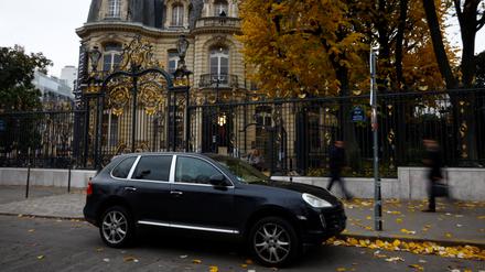 Ein SUV parkt in Paris. Das soll bald teuer werden. 