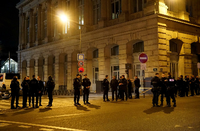 Polizisten stehen am 09.05.2017 in Paris, Frankreich, am Nordbahnhof (Gare du Nord) nach einem Großeinsatz Wache.
