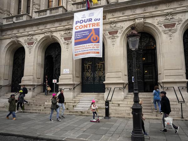 Ein Banner zur Bürgerbefragung zum Verbot von Miet-E-Scootern in Paris hängt am Rathaus des 10. Bezirks.