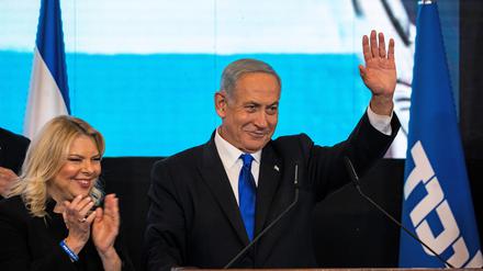 02.11.2022, Israel, Jerusalem: Der Vorsitzende der Likud-Partei und ehemalige israelische Ministerpräsident Benjamin Netanjahu gibt neben seiner Frau Sara Netanjahu eine Erklärung ab, nachdem die Auszählung der israelischen Parlamentswahlen 2022, der fünften Parlamentswahl in nur dreieinhalb Jahren, abgeschlossen ist. Die konservative Likud-Partei hat bei den israelischen Parlamentswahlen den Prognosen zufolge, die sich auf Exit Polls stützen, die Nase vorn. Foto: Ilia Yefimovich/dpa +++ dpa-Bildfunk +++