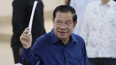 Hun Sen, Ministerpräsident von Kambodscha, von der Kambodschanischen Volkspartei (CPP), zeigt seinen Stimmzettel bei der Parlamentswahl. 