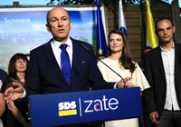 Janez Jansa, ehemaliger Ministerpräsident und rechtskonservative Oppositionsführer, spricht im Hauptquartier seiner Partei über die Wahl.