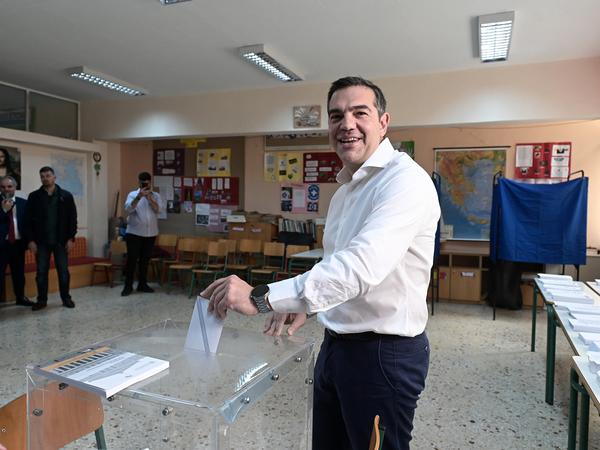 Alexis Tsipras, Vorsitzender der Oppositionspartei Syriza, steckt seinen Stimmzettel in die Wahlurne.