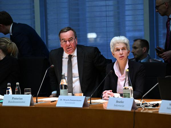 Bundesverteidigungsminister Boris Pistorius (SPD) und Marie-Agnes Strack-Zimmermann (FDP), Vorsitzende des Verteidigungsausschusses des Bundestags.