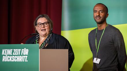Susanne Mertens und Philmon Ghirmai, Landesvorsitzende von Bündnis 90/Die Grünen in Berlin, sprechen auf der Landesdelegiertenkonferenz ihrer Partei. 