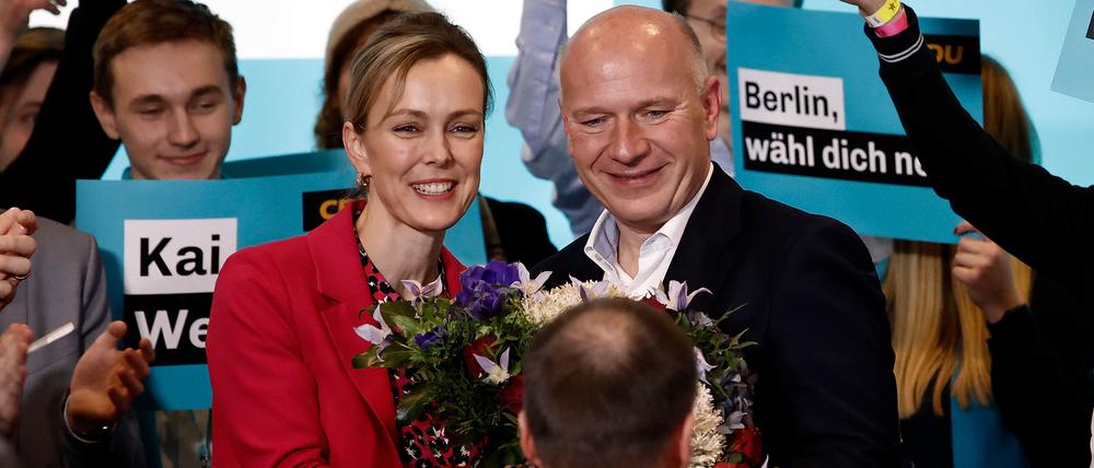 Manja Schreiner (CDU), stellvertretende Vorsitzende des Landesverbandes der CDU Berlin, überreicht Blumen an Kai Wegner (CDU), Vorsitzender des Landesverbandes und Fraktionschef seiner Partei im Abgeordnetenhaus, nach seiner Wahl zum Spitzenkandidaten auf dem CDU-Landesparteitag.