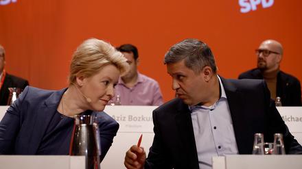 Franziska Giffey und Rahed Saleh sitzen auf dem Podium bei dem Landesparteitag der SPD Berlin.