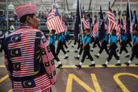 Noch beherrschen Soldaten die Straßen der malaysischen Hauptstadt Kuala Lumpur. Sie proben für die Parade am Nationalfeiertag am Sonntag. Doch am Samstag wollen Demonstranten das Straßenbild beherrschen. Ihre Farbe ist gelb.