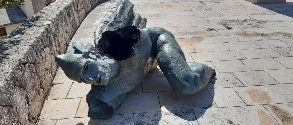 Partisan am Boden der kroatischen Wirklichkeit: Die Skulptur von Antun Augustinčić im dalmatinischen Küstenort Gradac wurde im Jugoslawien-Krieg von kroatischen Soldaten heruntergerissen.
