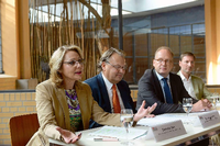 Vier Partner: Cornelia Yzer (Wirtschaftssenatorin), Holger Hatje (Aufsichtsratschef Berlin Partner), Alexander Jung (Vattenfall) und Andreas Knieriem (Berliner Zoo)