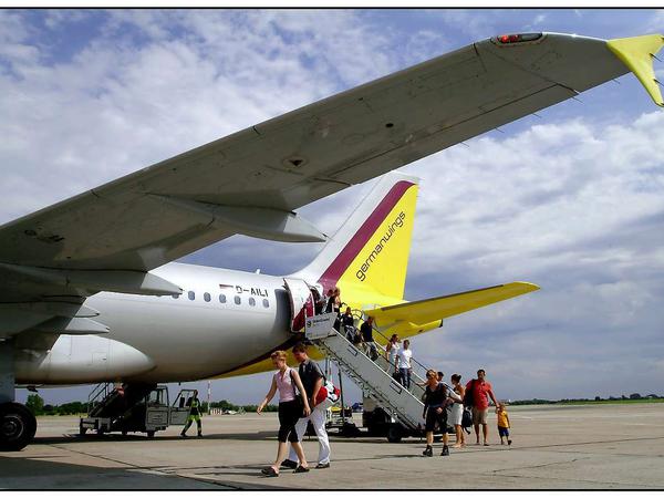Fluggäste verlassen eine Maschine auf dem Rollfeld auf dem Flughafen Schönefeld an einem Sommertag 2006.