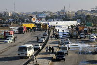 Eine iranische Passagiermaschine rutschte am Montag von der Landebahn ab und geriet auf eine Autobahn neben dem Flughafen Mahschahr in Südiran.
