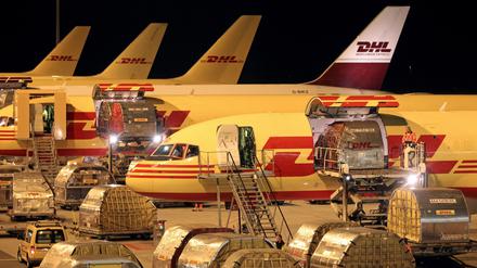 DHL-Frachtflugzeuge werden nachts auf dem Flughafen Leipzig/Halle beladen.