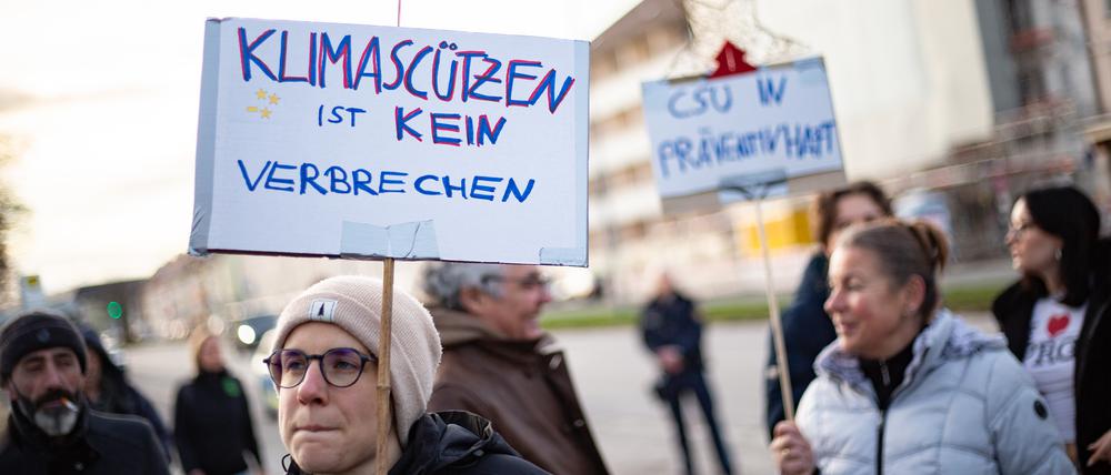 Menschen versammelten sich vor der JVA Stadelheim in München, um für die Freilassung von Aktivist:innen der Letzten Generation zu demonstrieren.