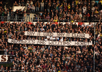 Die Fans des FC St. Pauli zeigten schon in den vergangenen Heimspielen Flagge in Sachen Flüchtlinge.
