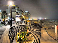 Dauerbaustelle. Tag und Nacht wird gebaut in der Innenstadt und auch am Strand von Tel Aviv.