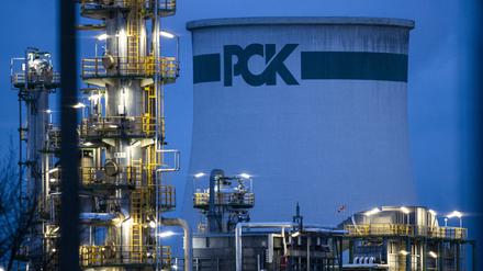 Die Anlagen der Erdölraffinerie auf dem Industriegelände der PCK-Raffinerie GmbH sind abends beleuchtet. 
