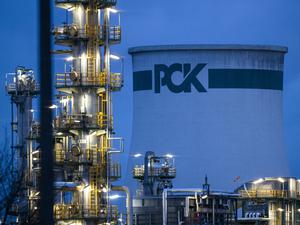 Die Anlagen der Erdölraffinerie auf dem Industriegelände der PCK-Raffinerie GmbH sind abends beleuchtet. 