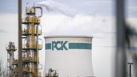 Anlagen zur Rohölverarbeitung stehen auf dem Gelände der PCK-Raffinerie GmbH. Nach dem Importstopp für russisches Öl erwartet die Bundesregierung rasch mehr Ersatz und eine höhere Auslastung der wichtigen PCK-Raffinerie in Brandenburg.