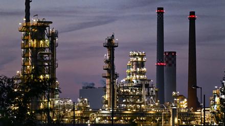 Anlagen zur Rohölverarbeitung auf dem Gelände der PCK-Raffinerie GmbH am Abend. 