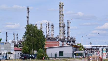 Schlote der PCK Raffinerie in Schwedt ragen in den Himmel. 