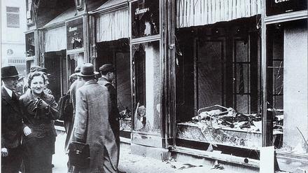 Vor aller Augen. Passanten vor einem zerstörten jüdischen Geschäft im November 1938.