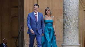 Pedro Sanchez (l), Regierungschef von Spanien, und seine Ehefrau Begona Gomez gehen in der Alhambra beim Gipfeltreffen der Europäischen Politischen Gemeinschaft zum Abendessen. (Archivbild)