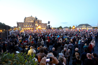 Mehr Zulauf: Bis zu 7500 Pegida-Demonstranten versammelten sich in Dresden. Dabei wurde zwei Journalisten angegriffen.