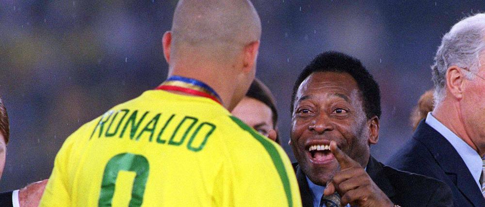 Pelé gratuliert Ronaldo nach dem Gewinn der WM 2002 in Japan. 