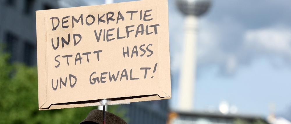 Plakat auf einer Solidaritätsdemonstration nach dem Angriff auf den SPD-Politiker Matthias Ecke in Dresden.
