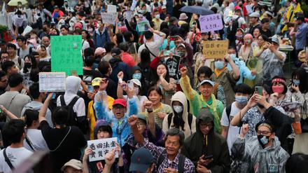 Menschen versammelten sich auch am Dienstag vor dem Parlament in Taipeh, um für Taiwans Unabhängigkeit zu demonstrieren.