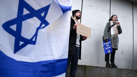 Hanna Veiler von der Jüdischen Studierendenunion Deutschland spricht, während Menschen der Initiative „Freitags für Israel“ einen stillen Protest als Reaktion auf die Besetzung eines Hörsaals durch pro-palästinensische Aktivisten am Vortag an der Freien Universität Berlin, Deutschland, abhalten, 15. Dezember 2023.