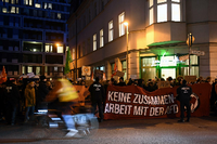 Die Demonstrierenden halten ein Banner mit der Aufschrift: „Keine Zusammenarbeit mit der AfD“