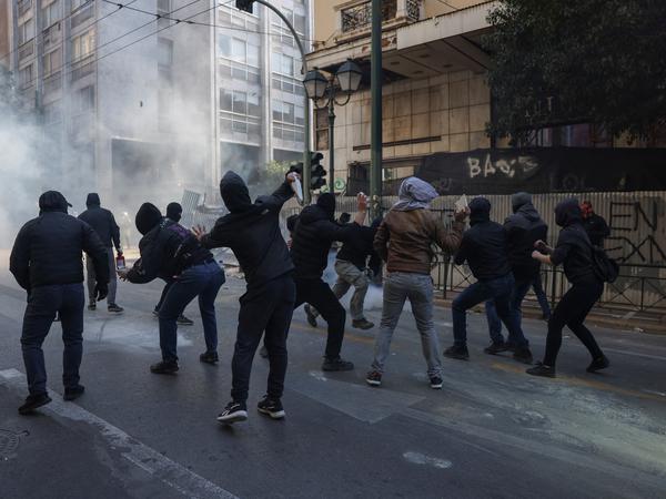 Protestierende in Athen in einer Auseinandersetzung mit der Polizei
