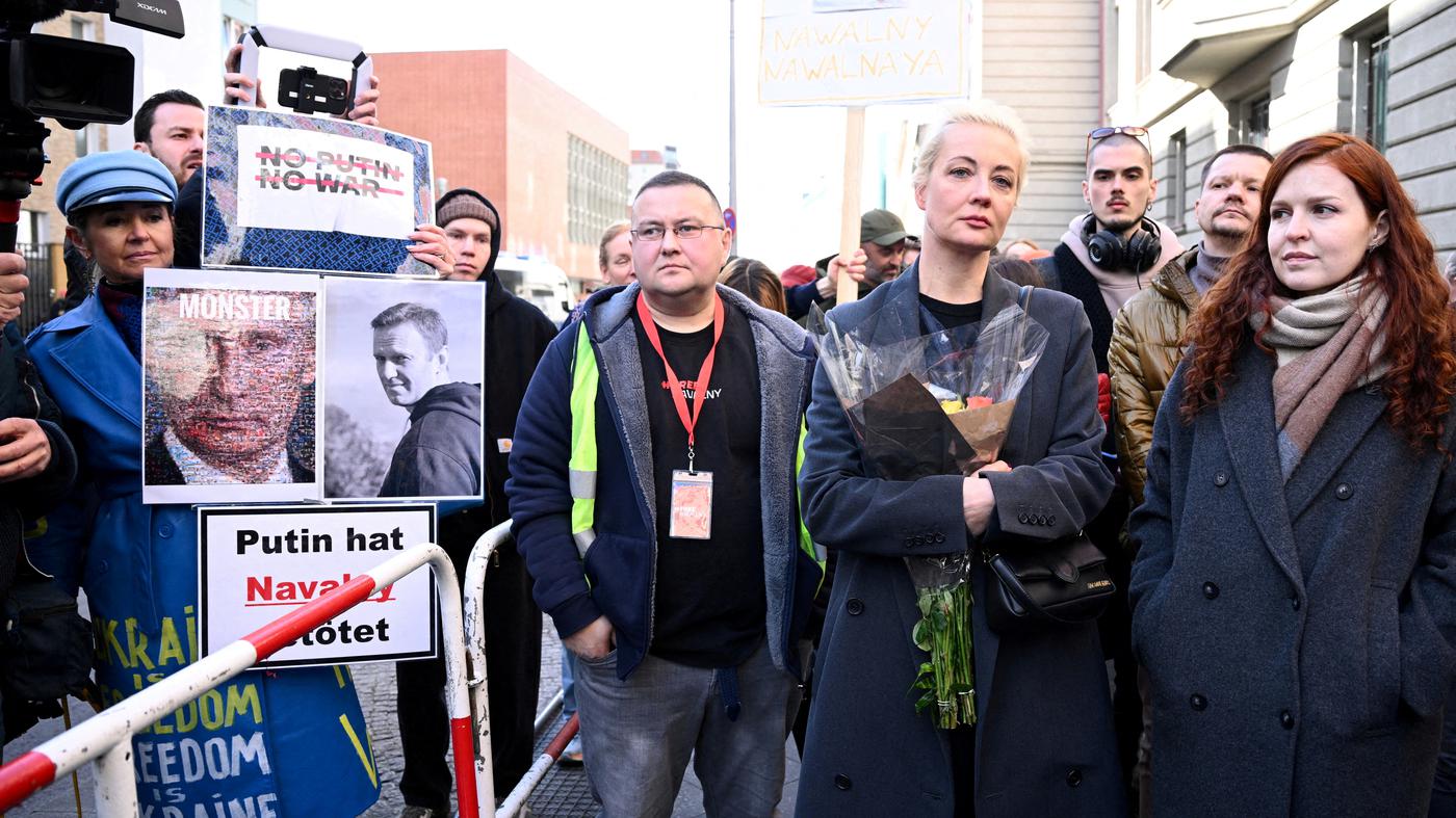 Anti-Putin-Protest in Berlin: Julia Nawalnaja hat gewählt und „Nawalny“ auf Stimmzettel geschrieben