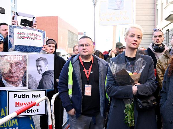 Nawalnys Witwe Julia Nawalnaja stellte sich am Nachmittag überraschend in eine Warteschlange vor der russischen Botschaft in Berlin.