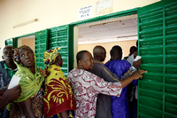 Menschen warten vor einem Wahllokal in Bamako darauf, ihre Stimme abzugeben. Amtsinhaber Keita gilt als Favorit für das Präsidentenamt.