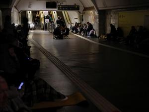 Ukrainer suchen während der jüngsten russischen Raketenangriffe Schutz in der Metro in Kyjiw.