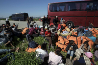 Flüchtlinge in Idomeni warten darauf, mit einem Bus in ein Aufnahmelager in Zentralgriechenland transportiert zu werden.