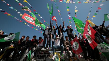 Menschen halten Fahnen der pro-kurdischen Oppositionspartei HDP.