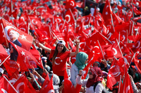 Eine kaum zu überblickende Masse an Demonstrierenden mit Türkei-Flaggen bei der Großkundgebung in Istanbul.