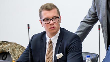 Der per Haftbefehl gesuchte, frisch in den bayerischen Landtag gewählte AfD-Politiker Halemba ist festgenommen worden.