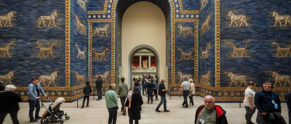 Die letzten Besucher vor der Schließung des Pergamonmuseums in Berlin.
