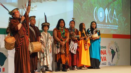 Indigener Musiker aus dem peruanischen Amazonasgebiet nimmt an der Eröffnungssitzung des 5. Amazonas-Gipfels der indigenen Völker in Lima teil.